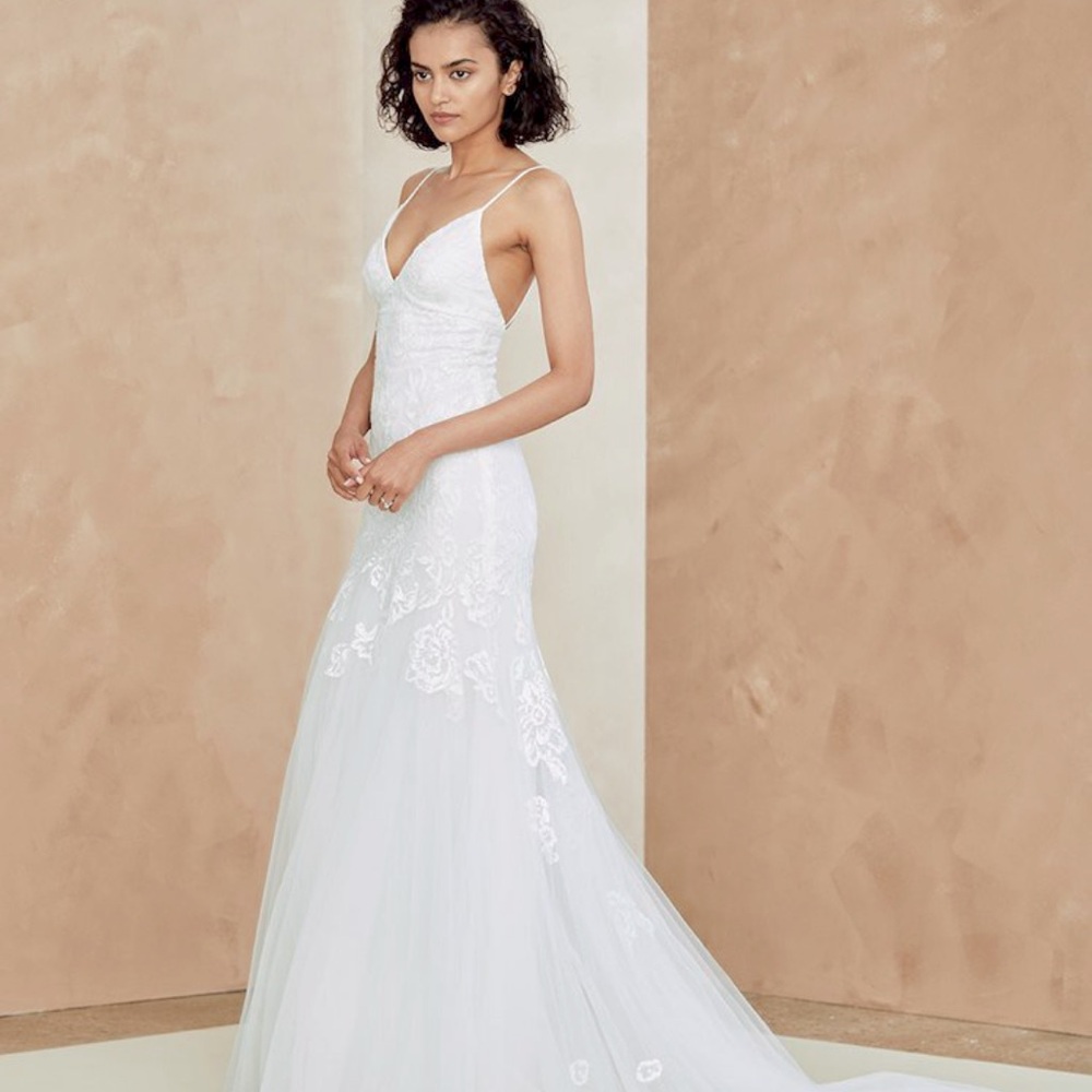 Beautiful Nouvelle Amsale Abbey gown, comes with matching veil.